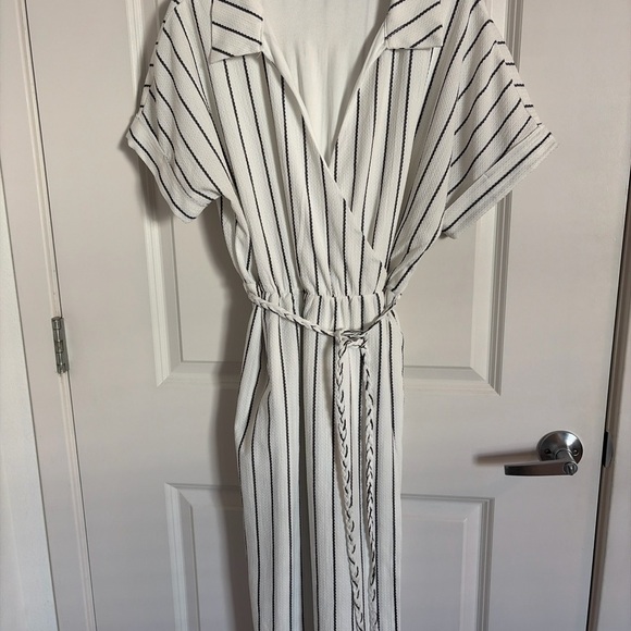 Adrienne Vittadini Dresses & Skirts - Adrienne Vittadini Striped Wrap Summer Dress White Black Belted Size L